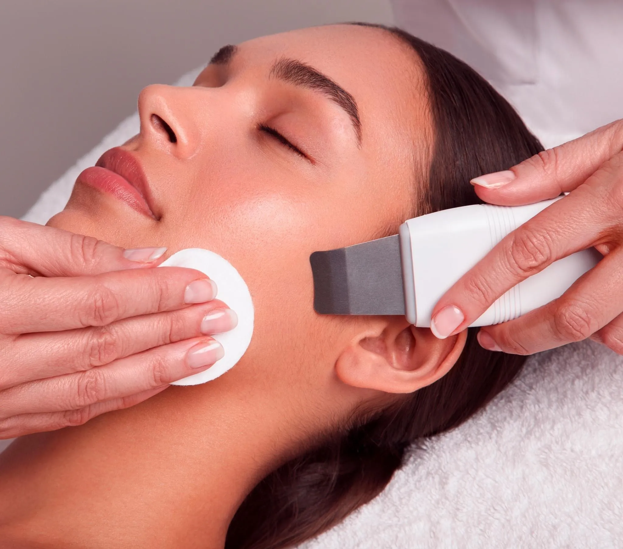 Peeling kawitacyjny twarzy – oczyszczanie skóry ultradźwiękami w gabinecie kosmetologicznym na Ursynowie