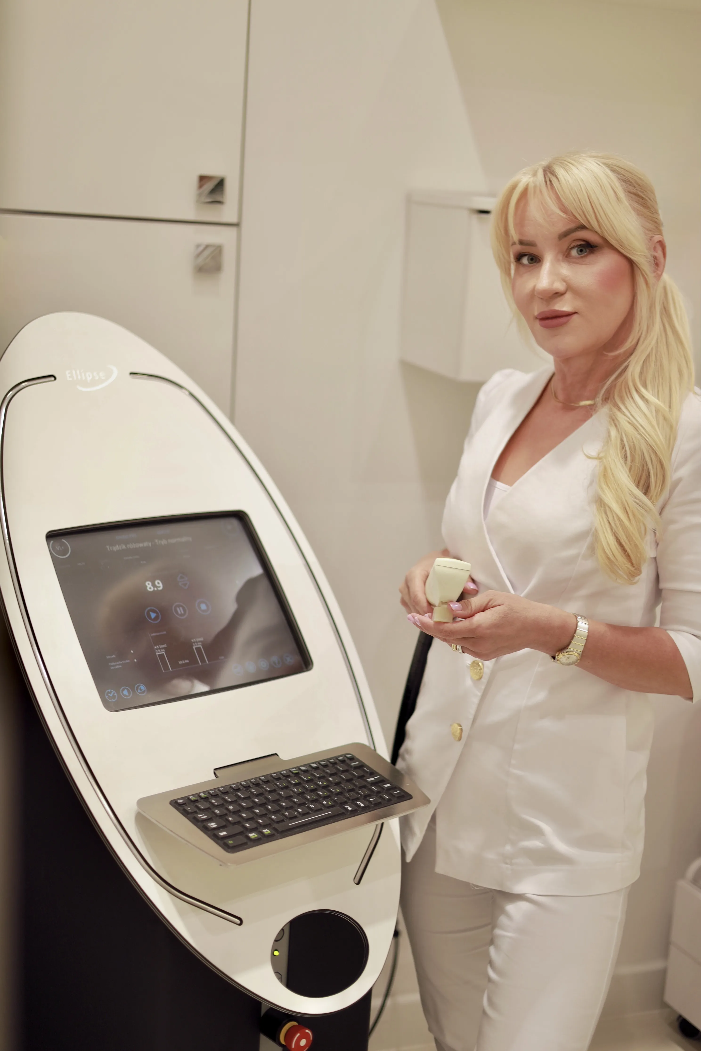 Kosmetolog i pielęgniarka Ewa Leszczyńska przygotowująca się do zabiegu fotoodmładzania IPL w gabinecie kosmetologicznym w Warszawie